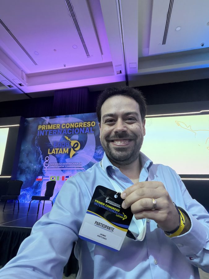 Dr. Jaime Antonio Hidalgo Carrera en un congreso de endometriosis
