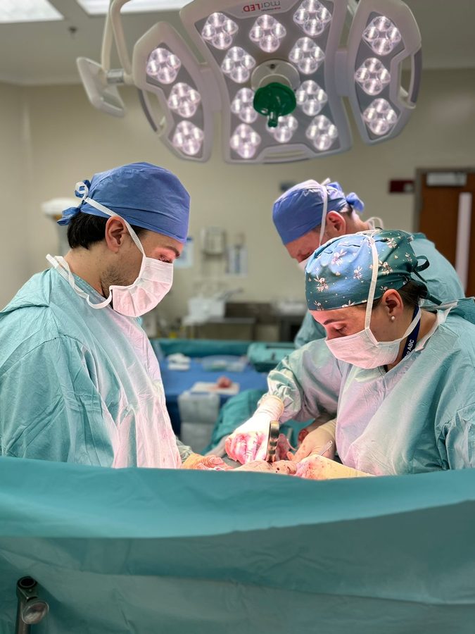 Equipo quirúrgico de Fertilidad ABC operando en quirófano