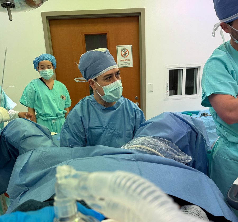Dr. Jaime Antonio Hidalgo Carrera y su equipo