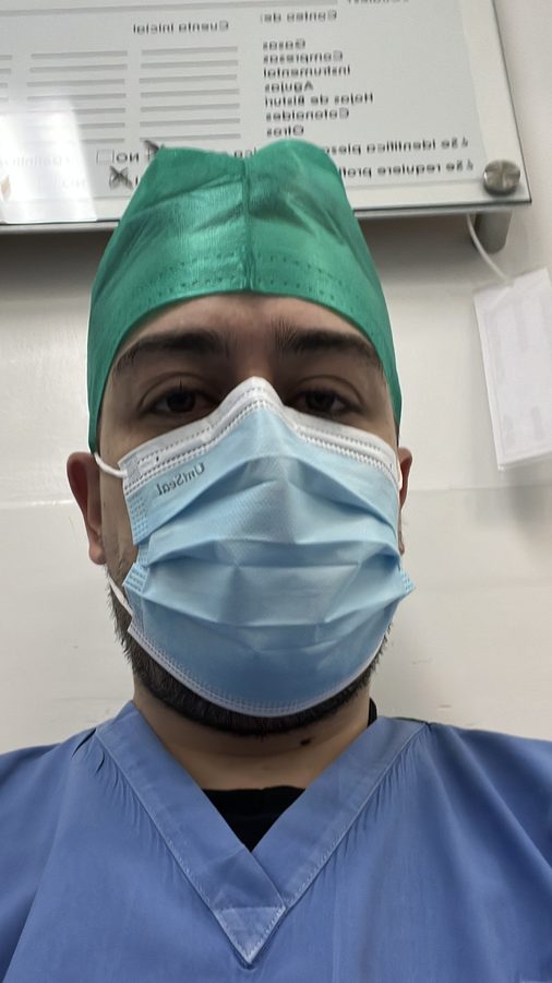 Dr. Jaime Antonio Hidalgo Carrera en quirófano