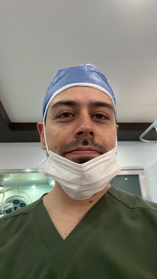 Dr. Jaime Antonio Hidalgo Carrera en quirófano
